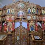 In fondo si innalza l�iconostasi in legno formata da tre porte e ricoperta da rappresentazioni degli evangelisti, dei santi e di momenti della vita del Cristo